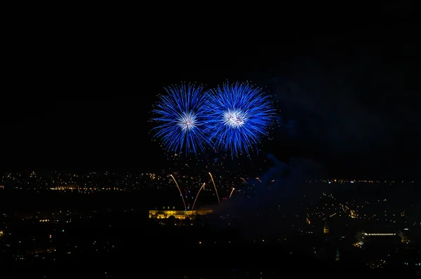 Vuurwerk over het historische kasteel in brno, Tsjechië. — Stockfoto