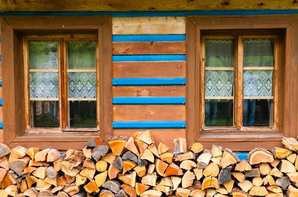 Una piccola finestra nel muro di una vecchia casa di legno . — Foto Stock