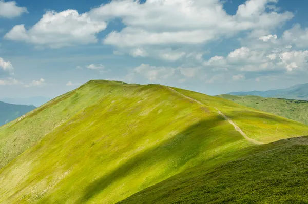 Sommar berg grönt gräs och blå himmel landskap. — Stockfoto