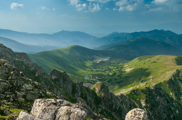 Verano montañas hierba verde y cielo azul paisaje. — Foto de Stock