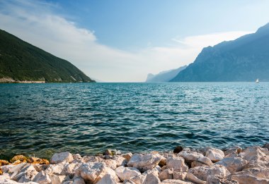 yaz günü garda Gölü nün doğal görünümü. Lago di garda, 