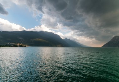Dramatik görünümü ünlü Garda Gölü (Lago di Garda), İtalya.