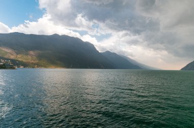 Dramatik görünümü ünlü Garda Gölü (Lago di Garda), İtalya.