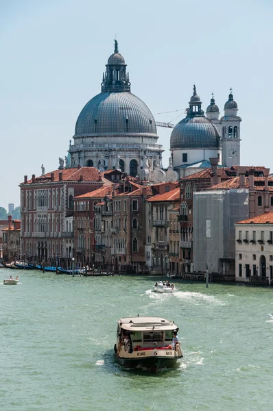 Kanał Grande i Bazylika Santa Maria della Salute, Wenecja, Włochy. — Zdjęcie stockowe