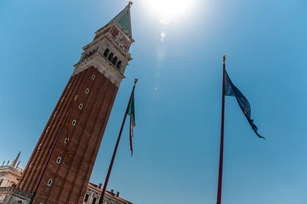 在威尼斯圣马克广场上的钟楼 — 图库照片