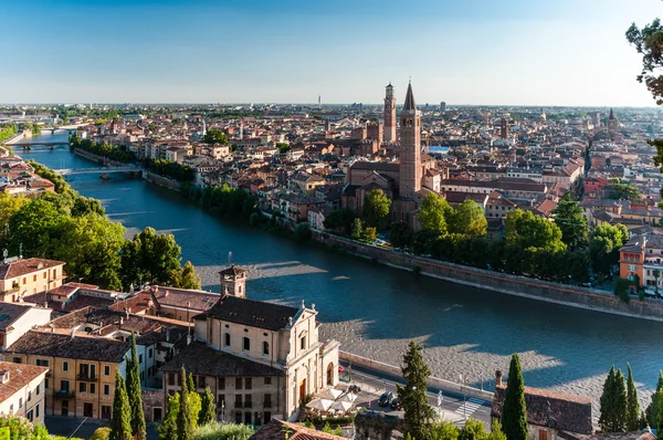 Miasto Werona z rzeki w słoneczny dzień. Włochy. — Zdjęcie stockowe