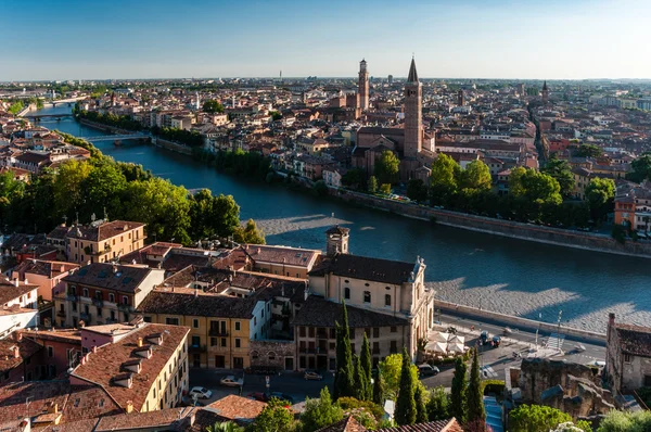 Ünlü Verona şehri ile güneşli gün nehirde. İtalya. — Stok fotoğraf