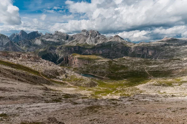 A sella-csoport, egy fennsíkon alakú massif a Dolomitok, Olaszország. — Stock Fotó