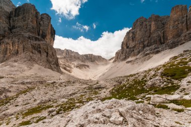 dolomites Dağları ile dramatik bulutlar doğal görünümü.