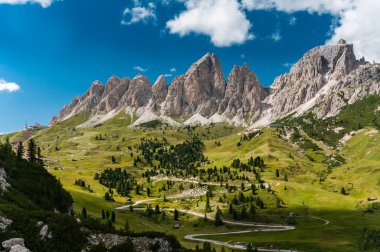 Dolomites manzara dağ yolu ile. İtalya