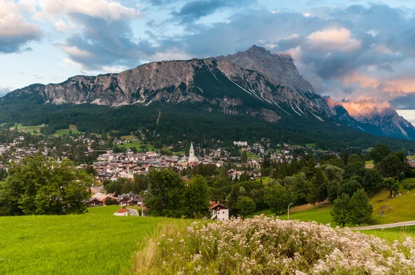 Akşam görünümü ünlü cortina d'ampezzo, dolomites, İtalya. — Stok fotoğraf