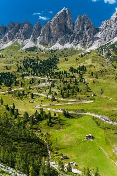 Dolomites manzara dağ yolu ile. İtalya