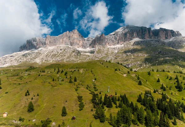 Schilderachtig uitzicht op de bergen van de Dolomieten met dramatische wolken. — Stockfoto