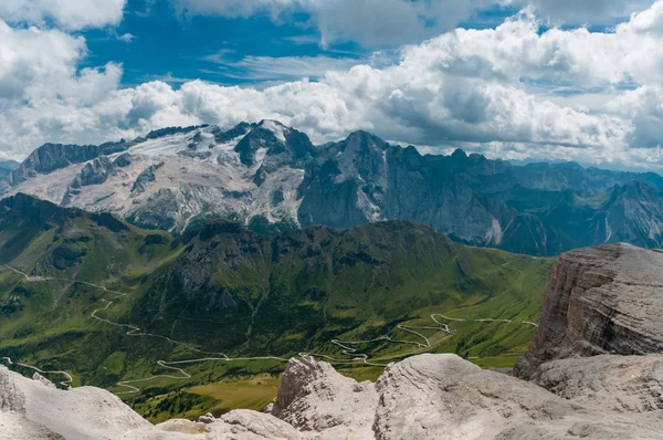 Vacker utsikt över Dolomiterna bergen med dramatiska moln. — Stockfoto
