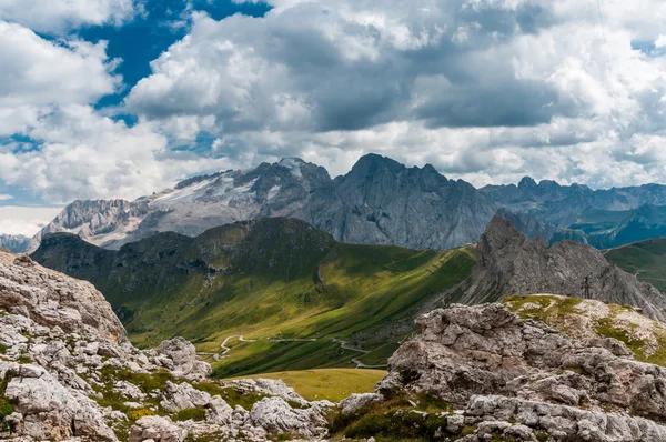 Scenic view of Dolomites mountains with dramatic clouds. — Stock Photo, Image