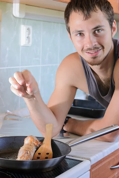 Homem cozinhando — Fotografia de Stock