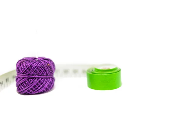 緑の測定テープで紫色のスプール. — Stock fotografie