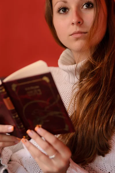 Beautiful woman reading an book — Stock Photo, Image