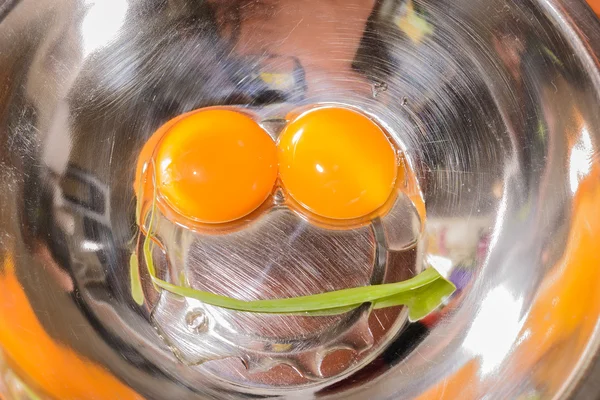 Huevos en el tazón con una pequeña bombilla de cebolla . — Foto de Stock