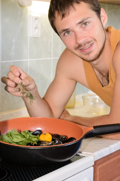 Jovem cozinhar comida do mar . — Fotografia de Stock