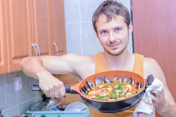 Man matlagning paella — Stockfoto