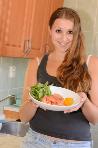 Jovem mulher cozinhar comida do mar . — Fotografia de Stock