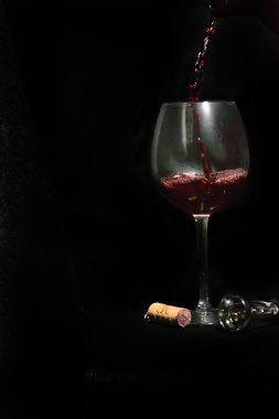 şarap kadehi ve şişe