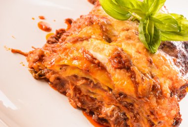 Lazanya bolognese
