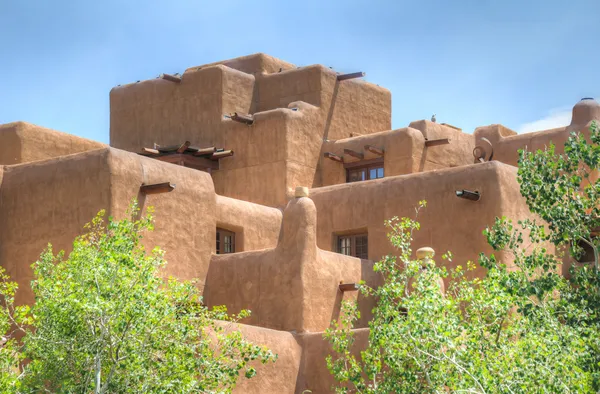 Santa fe içinde bina geleneksel adobe stili — Stok fotoğraf