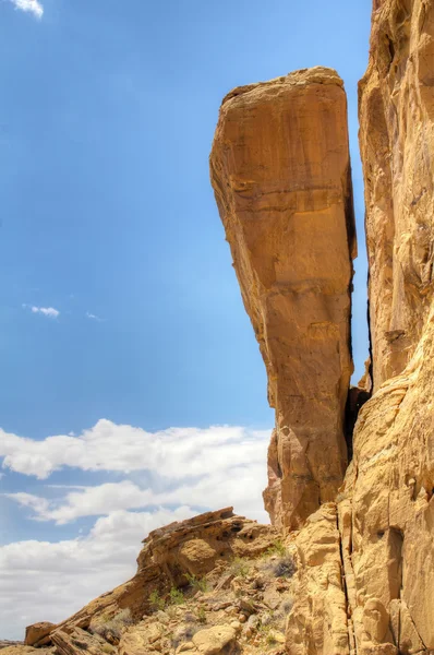 Gigantesca roca tratando de caer y romper la pared de piedra Imágenes De Stock Sin Royalties Gratis