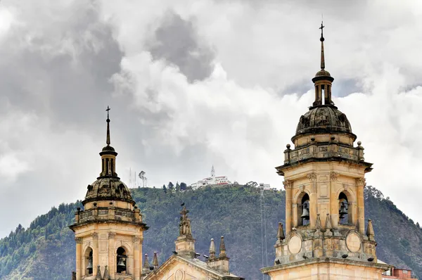 Catedral de Bogotá com Monserrate — Fotografia de Stock