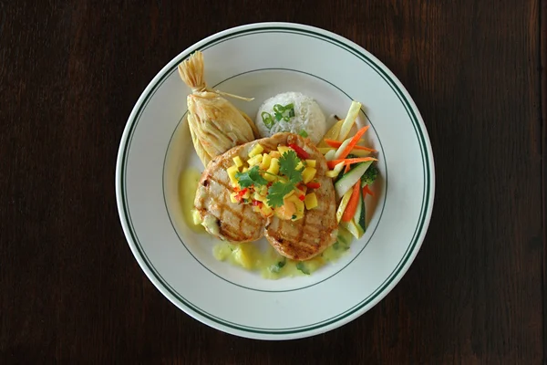 tavuk ve dolmasıyla akşam yemeği