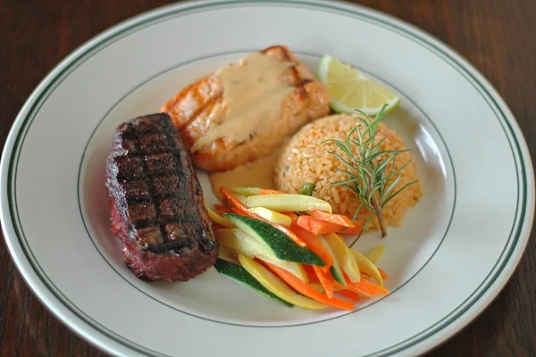 Abendessen mit Steak und Lachs — Stockfoto