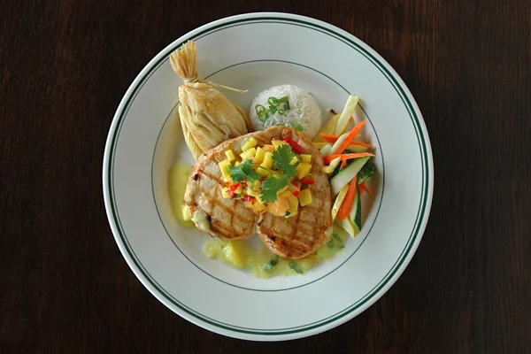 tavuk ve dolmasıyla akşam yemeği