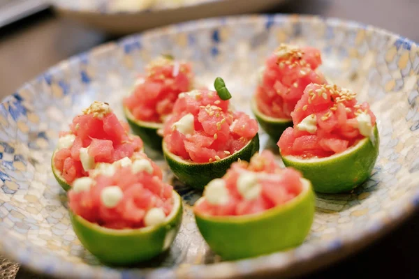 Taze iştah açıcı limonlu tartar ve güzel bir tabakta susam tohumları. Taze kırmızı balık tartar. Misket limonlu biftek ve susam tohumları..
