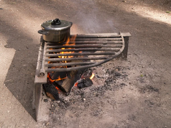 Cozinhe panela sobre fogo acampamento — Fotografia de Stock
