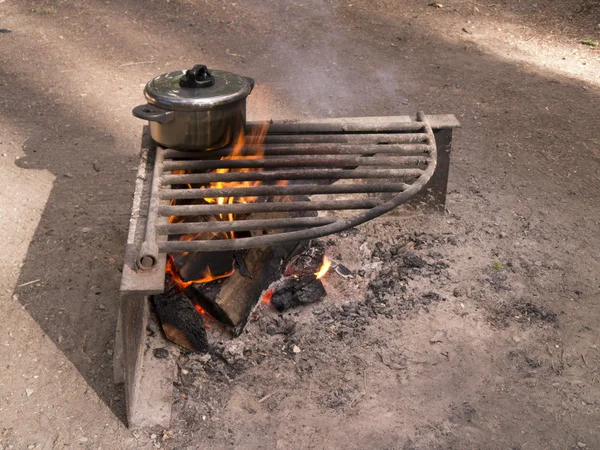 Koka grytan över lägerelden — Stockfoto