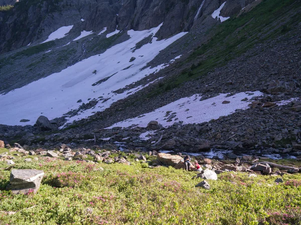 2 Femmes Se relaxer dans les montagnes — Photo