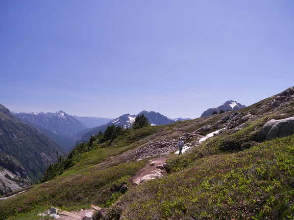 Einsame Backpackerin auf Bergpfad — Stockfoto