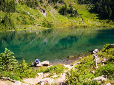 kadın bir dağ gölü, su filtreleme