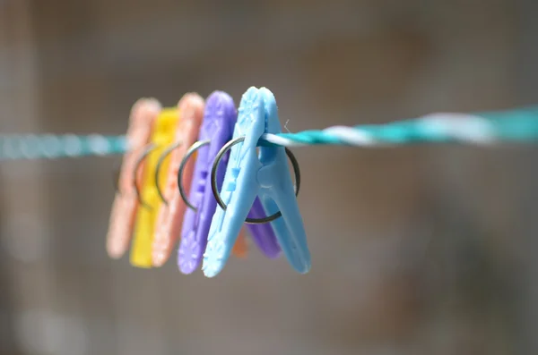 Kleurrijke kledingspelden. — Stockfoto