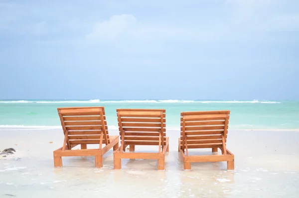 Três cadeiras de praia na costa de Mahahual, México . — Fotografia de Stock