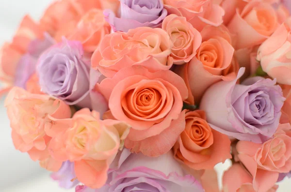 Rosas rosadas y moradas en un ramo nupcial . —  Fotos de Stock
