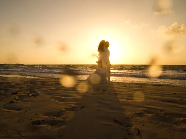 Gelin ve damat puerto morelos, Meksika bir çöp elbise oturumu sırasında sahilde yürümek. — Stok fotoğraf