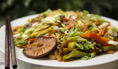 ile sebze kızarmış eti ilave edin