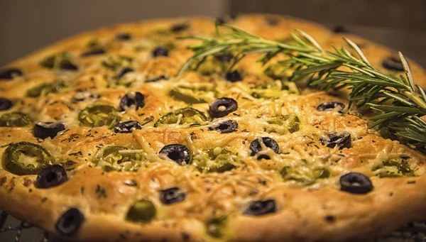 Italienische Focaccia mit Oliven — Stockfoto