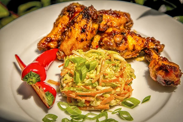 Spicy Buffulo Chicken and Coleslaw — Stock Photo, Image
