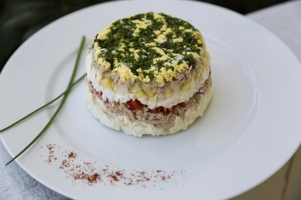 Mimosensalat mit Kabeljauleber Stockbild