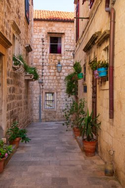Dubrovnik, Hırvatistan - 11 Temmuz 2019: Hırvatistan 'ın tarihi Dubrovnik kentinde tipik bir yaya yan yolu.