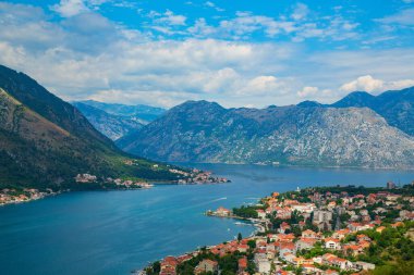 Kotor, Karadağ - 12 Temmuz 2019: Avrupa 'nın en güneydeki fiyordu olarak adlandırılan Karadağ' ın Kotor Körfezi manzarası.
